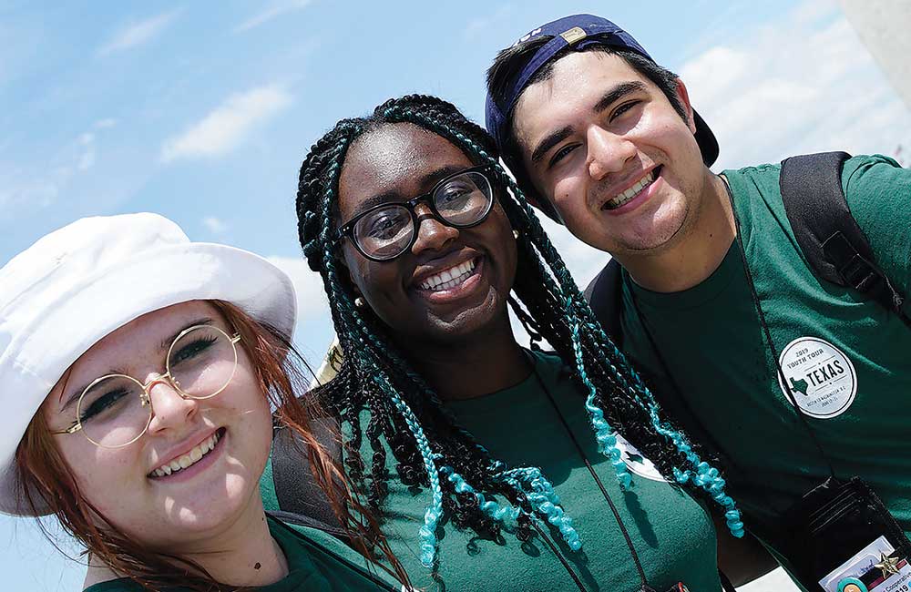 from left: Harley Brents, South Plains EC; Tutu Bodede, Trinity Valley EC; and Trey  Galvan, San Patricio EC, at the Washington Monument in 2019.